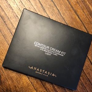 NWT Anastasia Light Cream Countour